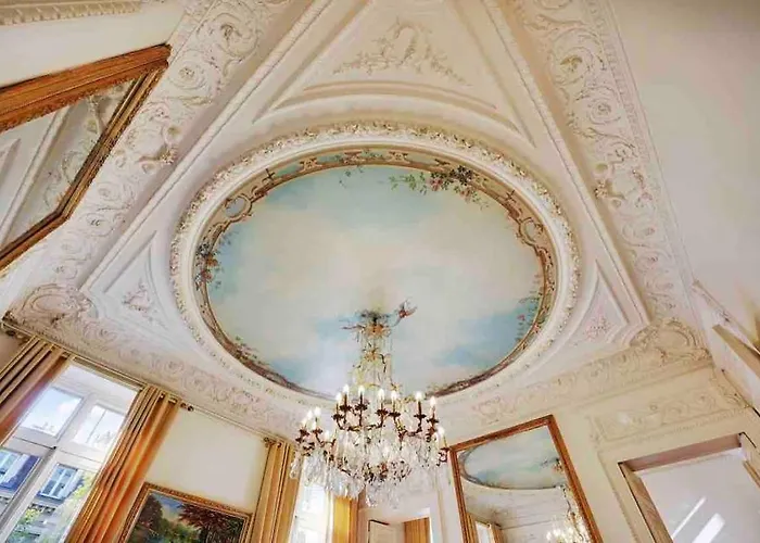 Champs élysées : 200 M2 Avec Balcon Appartement