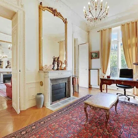 Champs Elysees : 200 M2 Avec Balcon * פריז