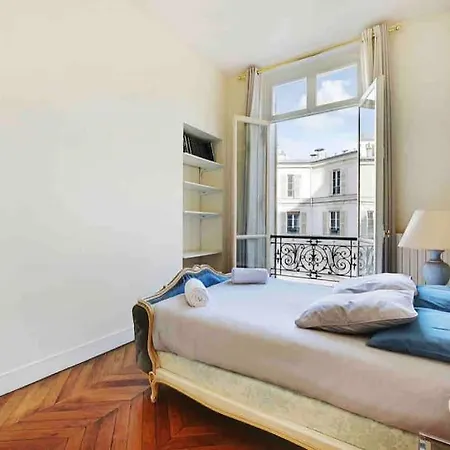 Champs Elysees : 200 M2 Avec Balcon דירה פריז