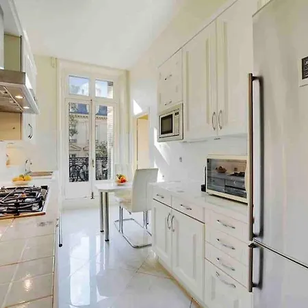 Champs élysées : 200 M2 Avec Balcon *
