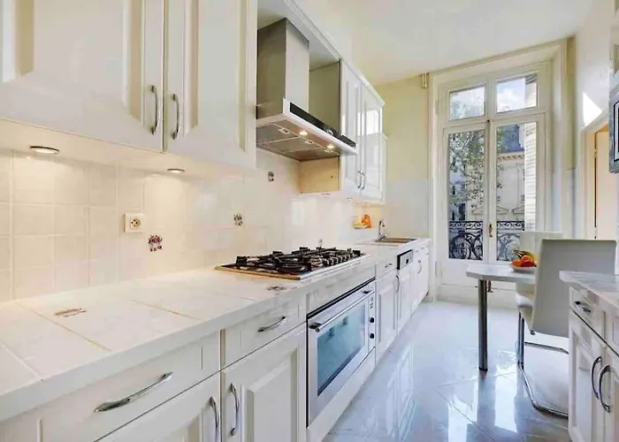 Champs Elysees : 200 M2 Avec Balcon Paris