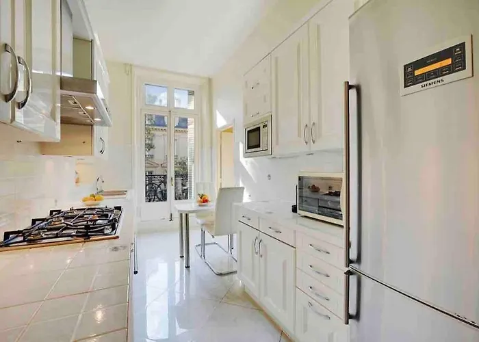 Champs Elysees : 200 M2 Avec Balcon *