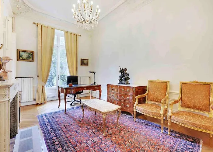 Champs Elysees : 200 M2 Avec Balcon