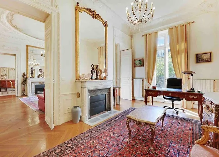 Champs Elysees : 200 M2 Avec Balcon