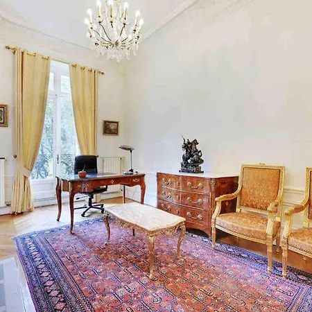 Champs élysées : 200 M2 Avec Balcon